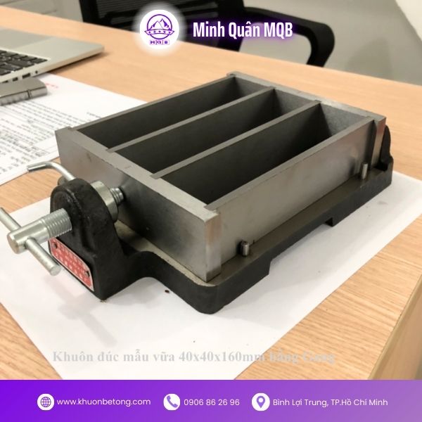 Khuôn mẫu vữa bằng gang 4x4x16cm có tay quay 2 Khuôn mẫu vữa bằng gang ba ngăn