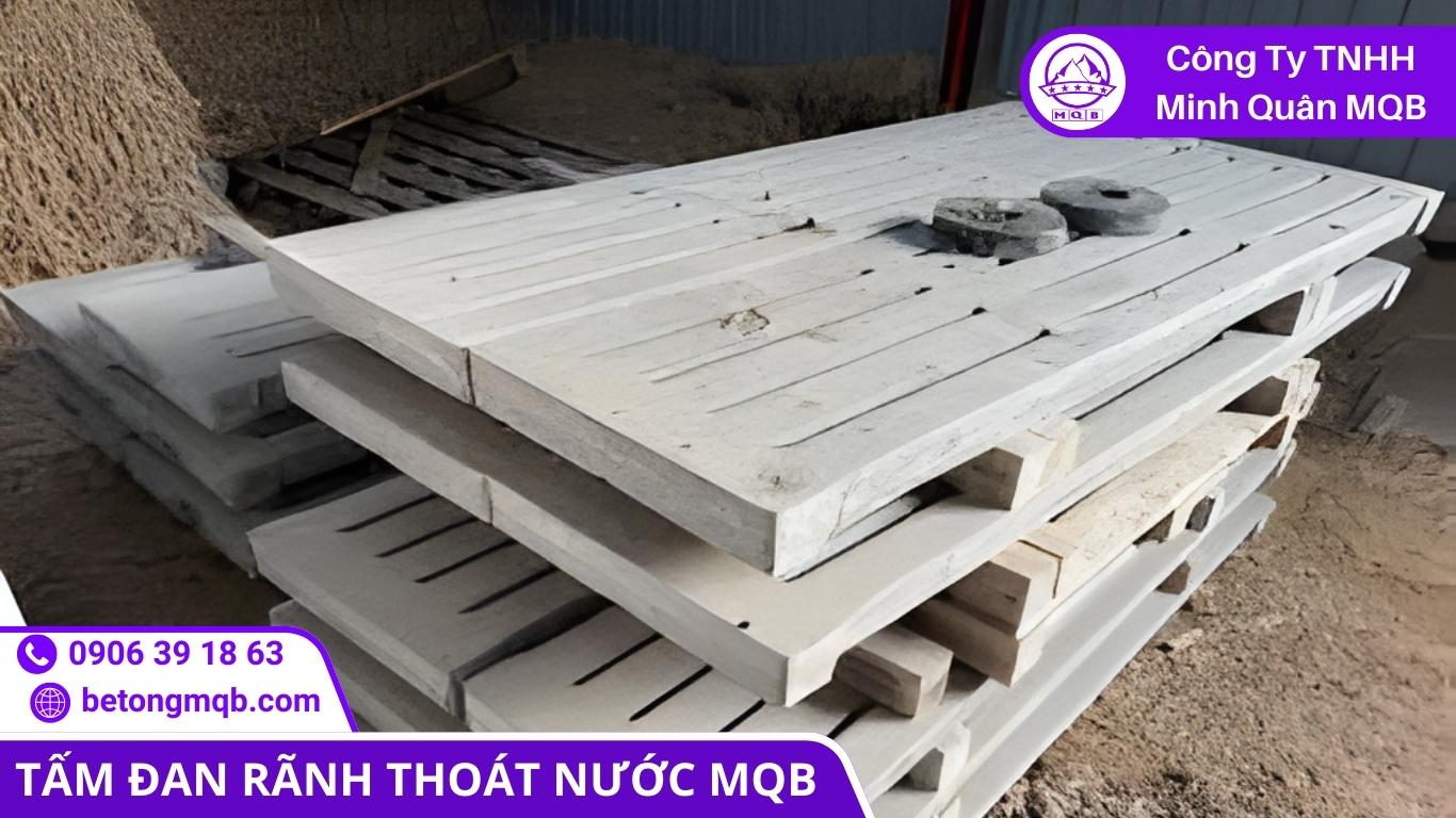 Thay Tấm Đan Thoát Nước Khu Công Nghiệp Giúp Giảm Ngập Cho 2026 | Bê Tông MQB 2 lắp đặt tấm đan bê tông đúc sẵn trong khu công nghiệp