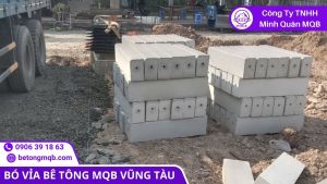 kiểm tra kích thước bó vỉa khi giao hàng đo chiều dài và chiều cao theo mẫu đầu giữa cuối kiện