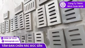 So sánh tấm đan chắn rác bê tông và song chắn kim loại