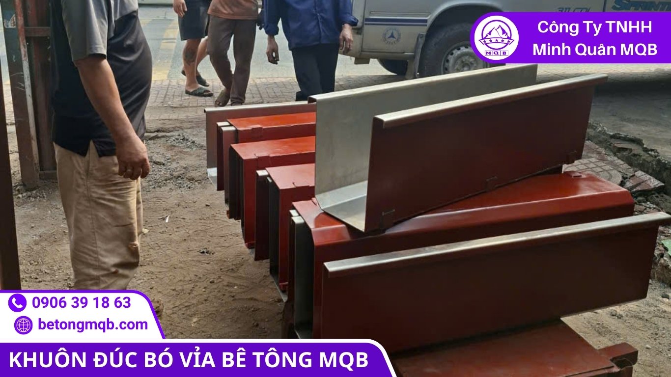 Báo Giá Khuôn Đúc Bó Vỉa Bằng Thép Mới Nhất 2026 Tại Xưởng MQB 1 Nhân viên MQB đang kiểm kê và dán tem báo giá lên các bộ khuôn đúc bó vỉa thép vừa xuất xưởng