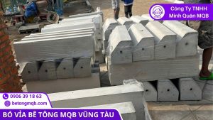 Bó vỉa vát bê tông đúc sẵn được tập kết chuẩn bị lắp đặt tại khu đô thị mới