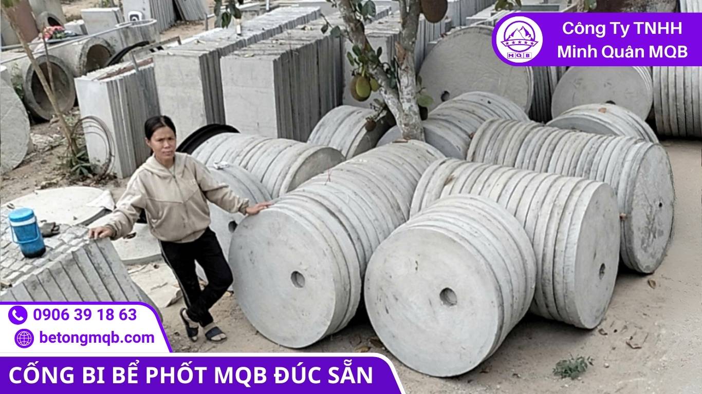 Tập kết cống bi và nắp đan bê tông chuẩn bị lắp đặt làm bể phốt bằng cống bi