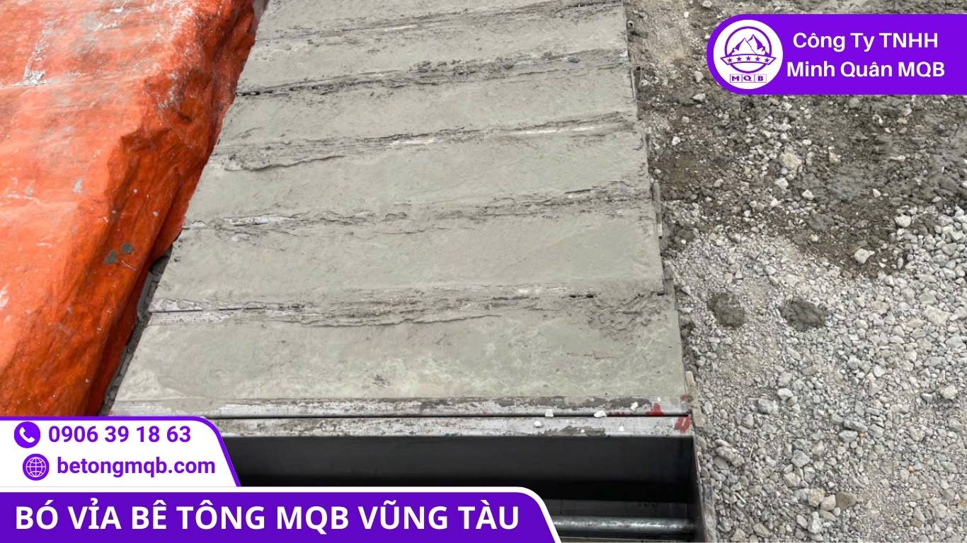 khuôn vừa đúc xong bó vỉa chưa tháo tại xưởng