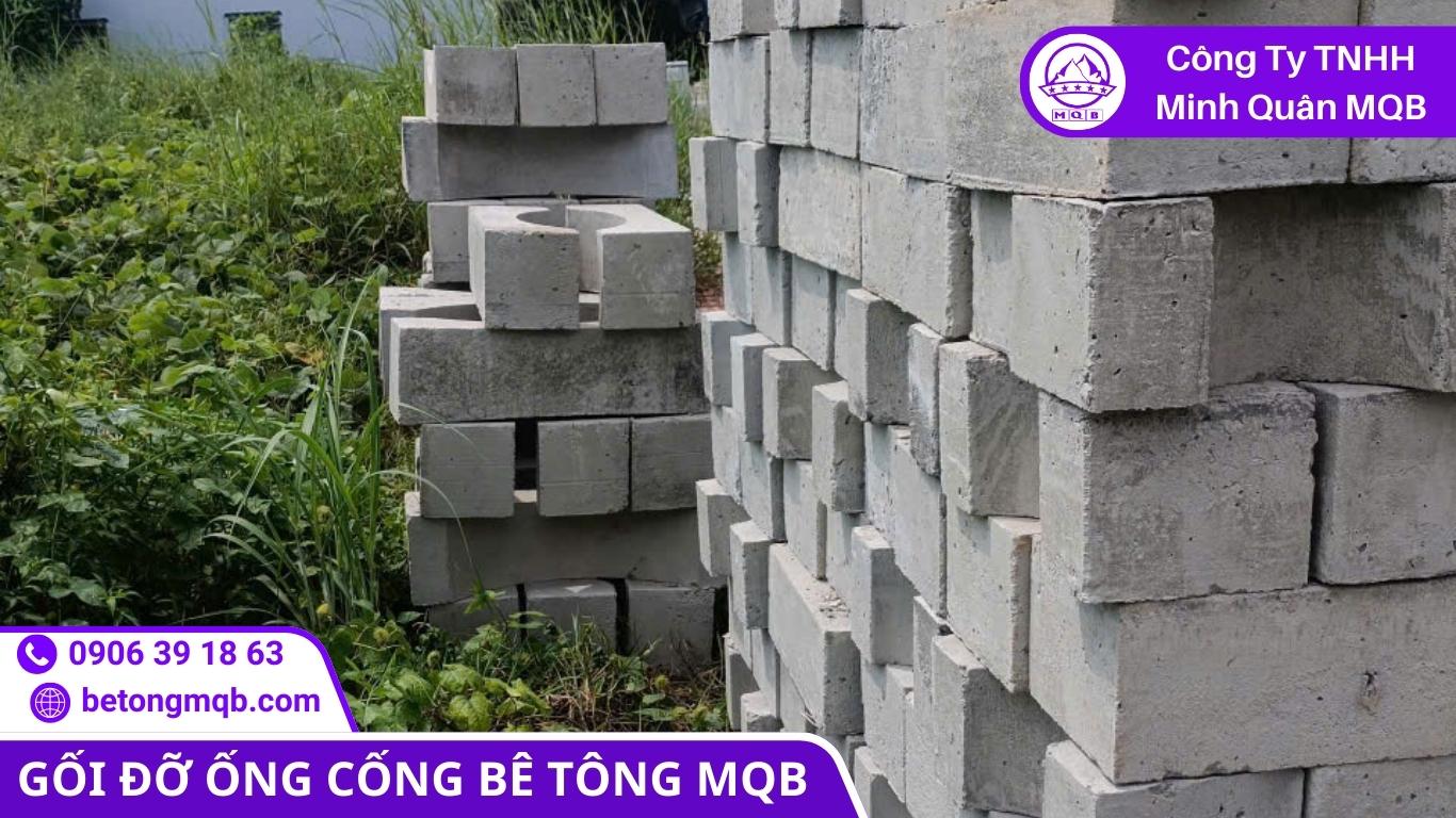 Kỹ sư kiểm tra cường độ nén của mẫu gối cống bê tông cốt thép tại phòng thí nghiệm