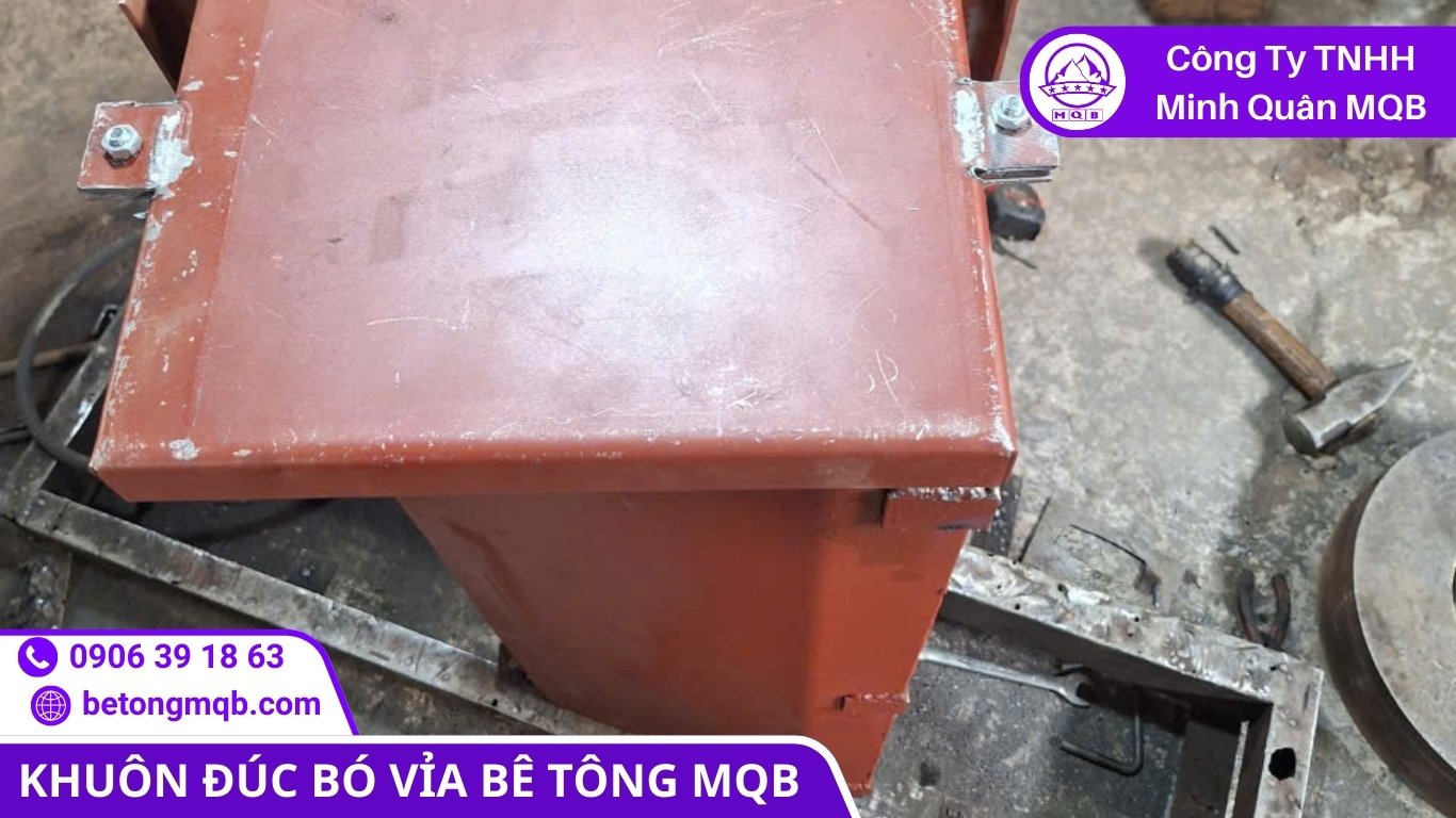 Dịch vụ Gia công khuôn bó vỉa theo bản vẽ 2026 | Bê Tông MQB 9 Kỹ sư MQB đang tư vấn thiết kế và lên bản vẽ gia công khuôn bó vỉa cho khách hàng
