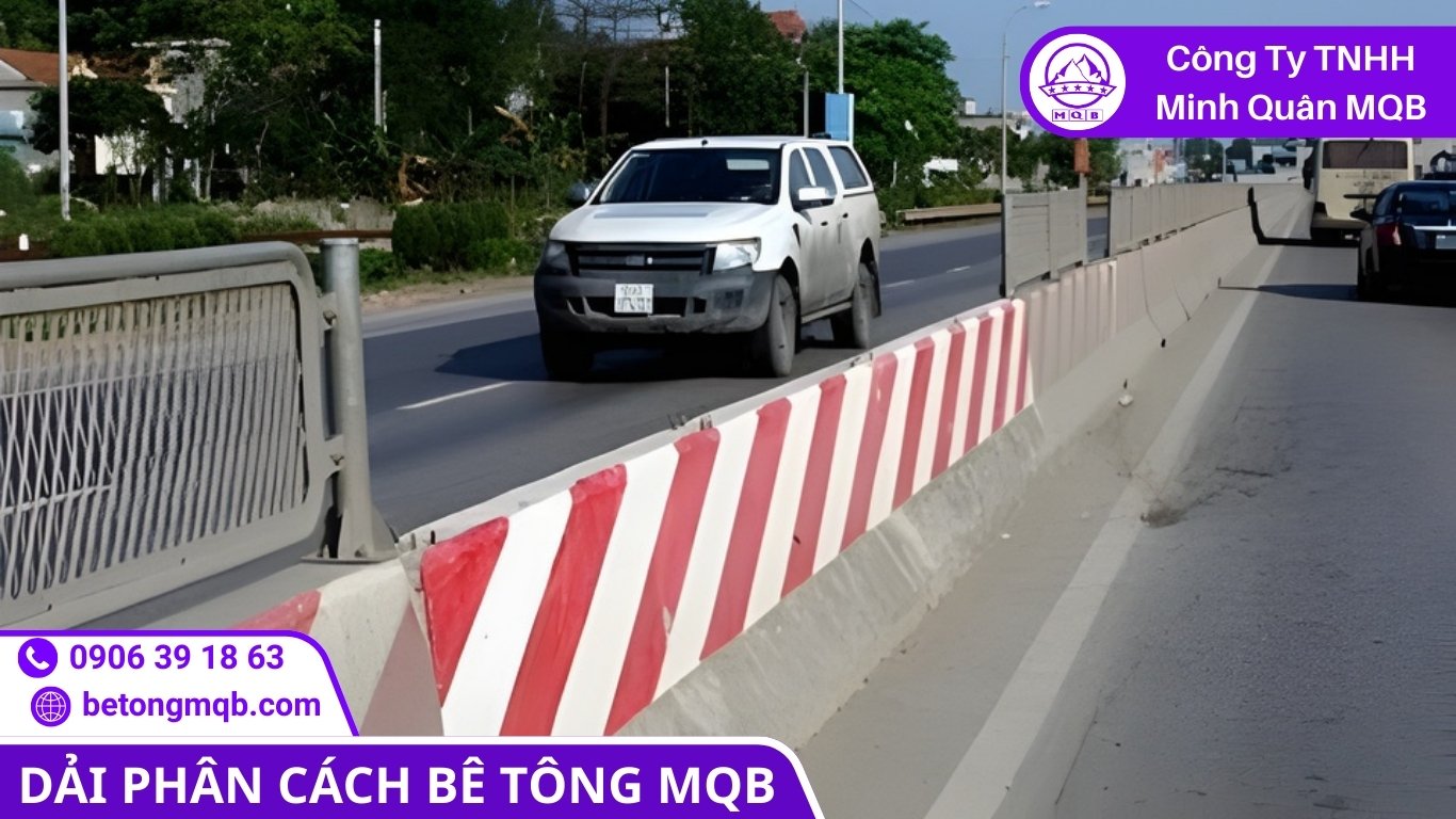 lắp đặt dải phân cách bê tông bắt đầu từ định vị tim tuyến theo mốc