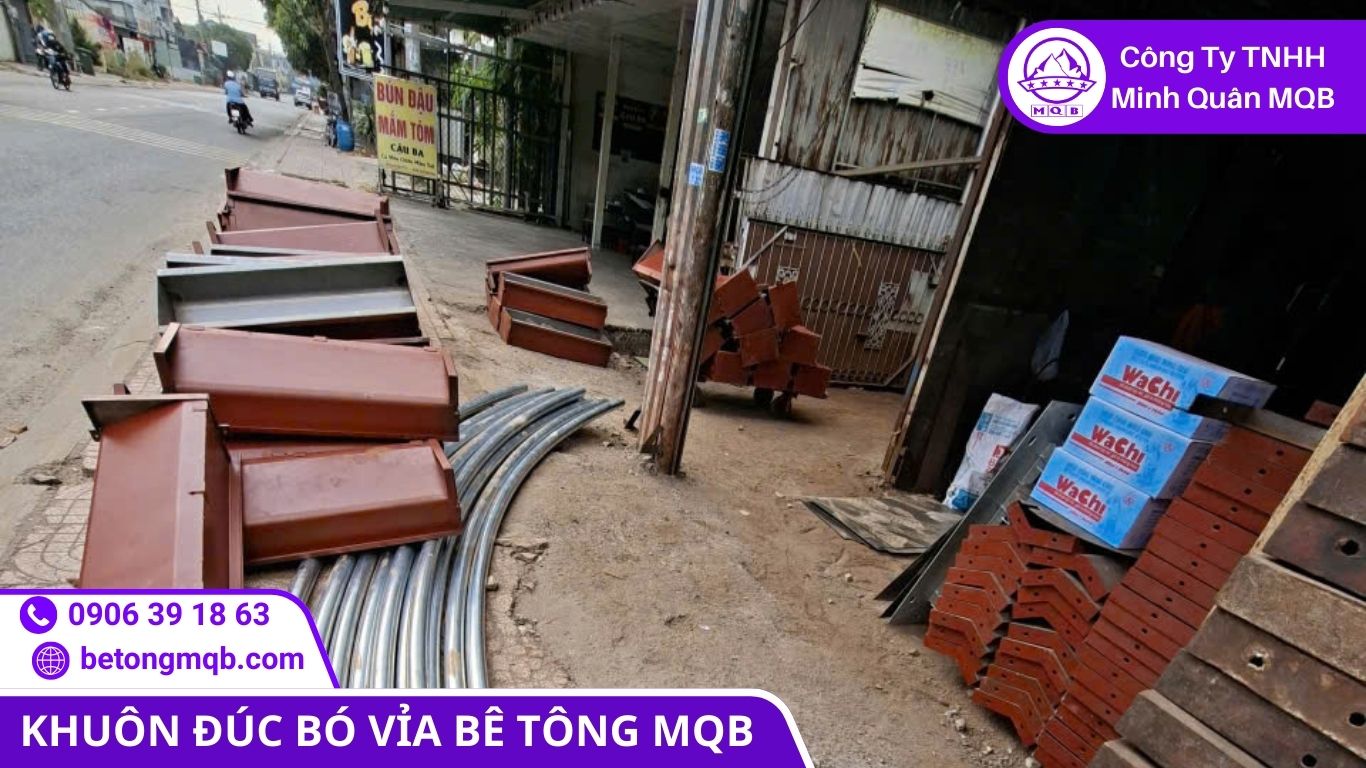 Dịch vụ Gia công khuôn bó vỉa theo bản vẽ 2026 | Bê Tông MQB 10 Máy cắt CNC đang gia công các chi tiết khuôn bó vỉa thép với độ chính xác cao