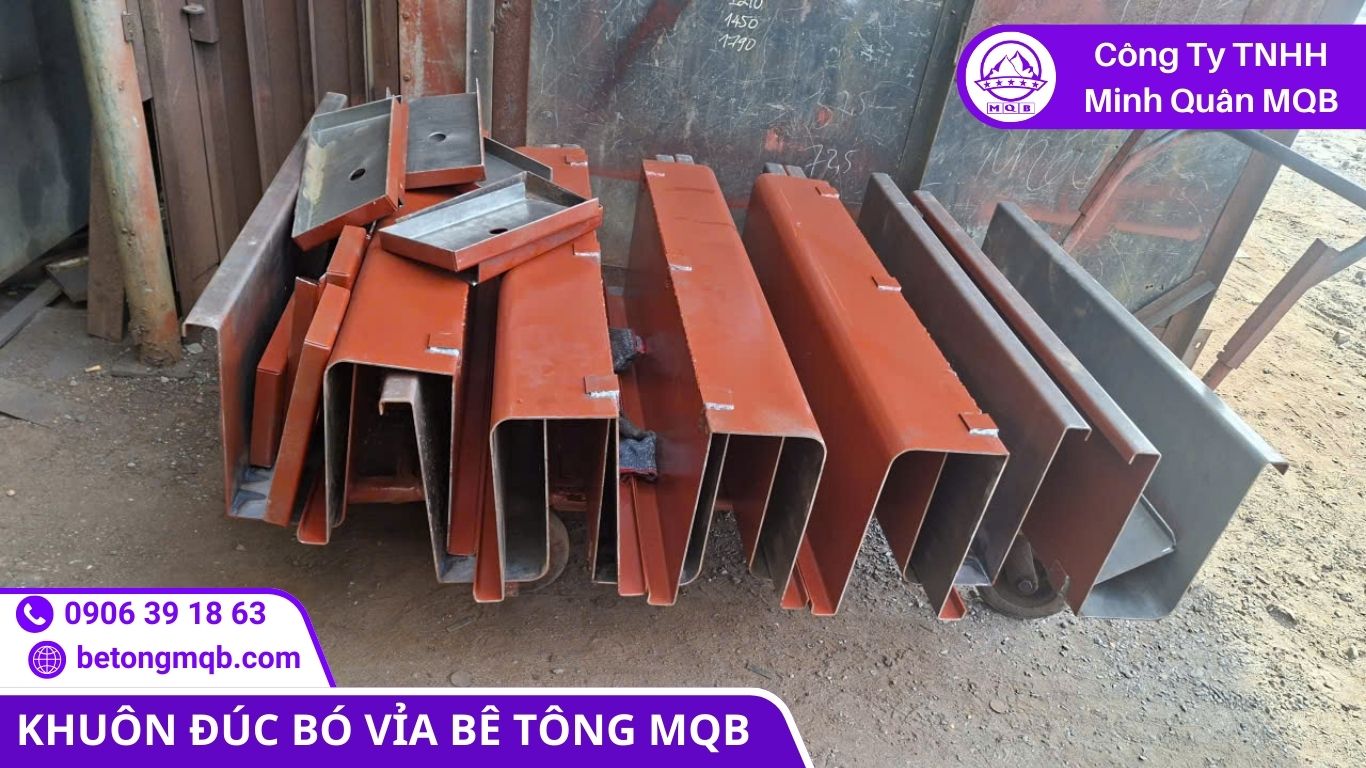 Dịch vụ Gia công khuôn bó vỉa theo bản vẽ 2026 | Bê Tông MQB 11 Khách hàng đang nghiệm thu kích thước và chất lượng mối hàn khuôn bó vỉa tại xưởng