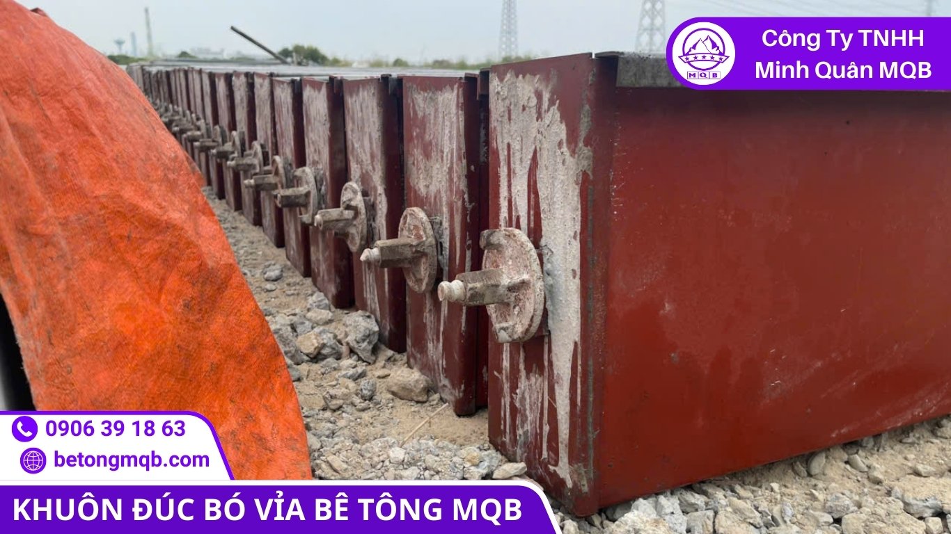 Cốp pha thép bó vỉa định hình: Tối ưu biện pháp thi công 2026 | Bê Tông MQB 1 Lắp đặt cốp pha thép bó vỉa bê tông MQB