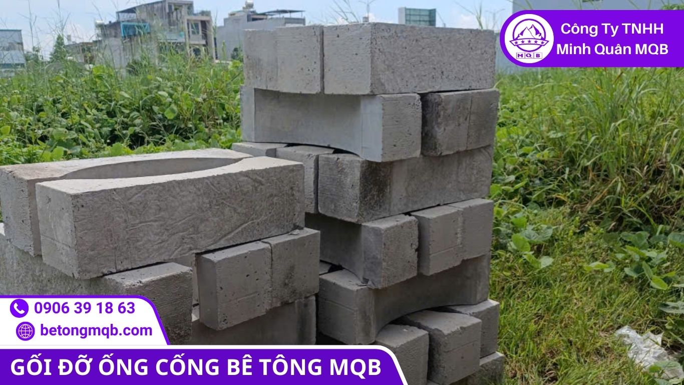 Công nhân đang căn chỉnh gối cống D800 tại dự án khu dân cư ở Bến Cát, Bình Dương