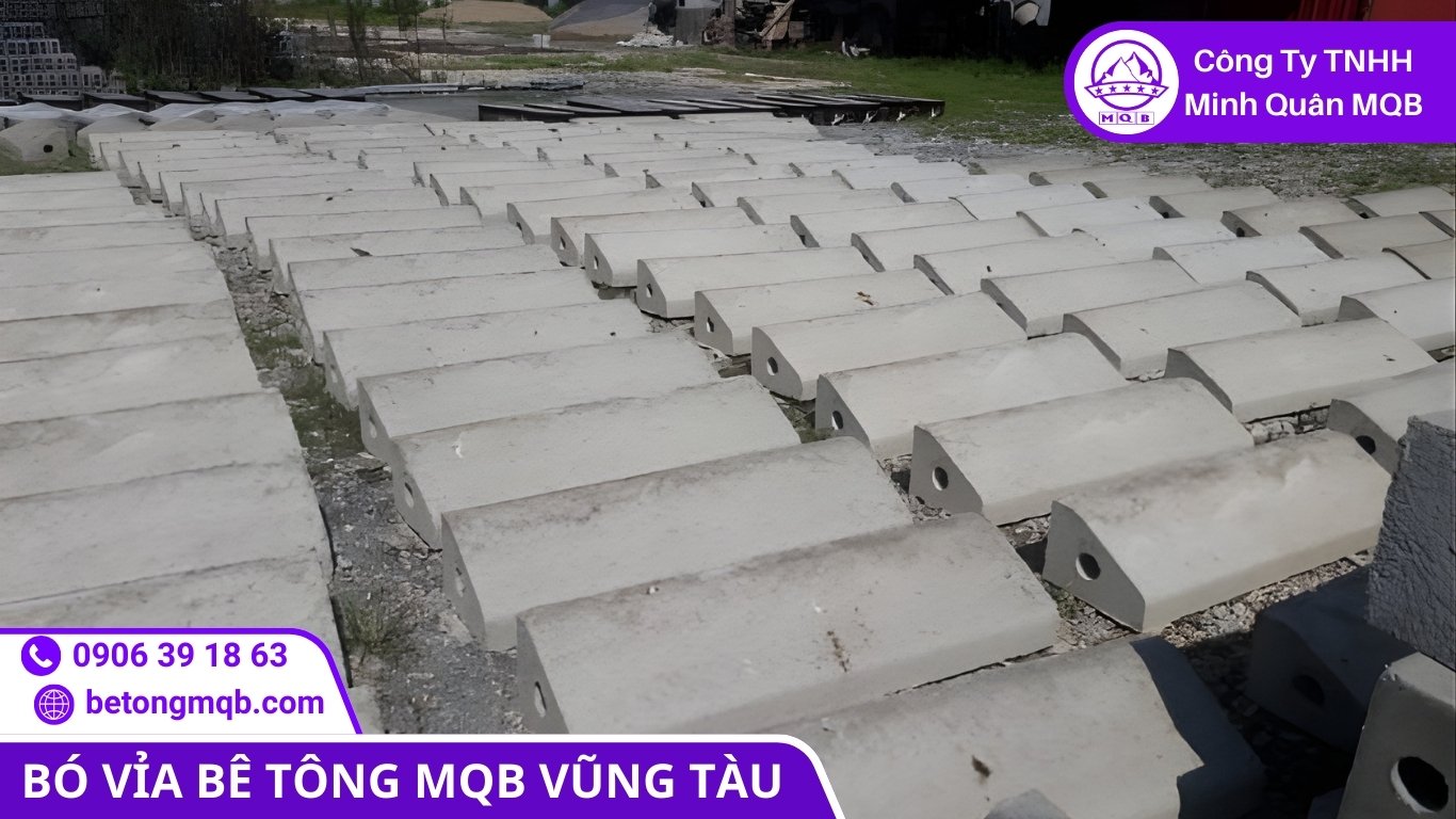 Công nhân đang thực hiện công tác miết mạch vữa giữa các viên bó vỉa