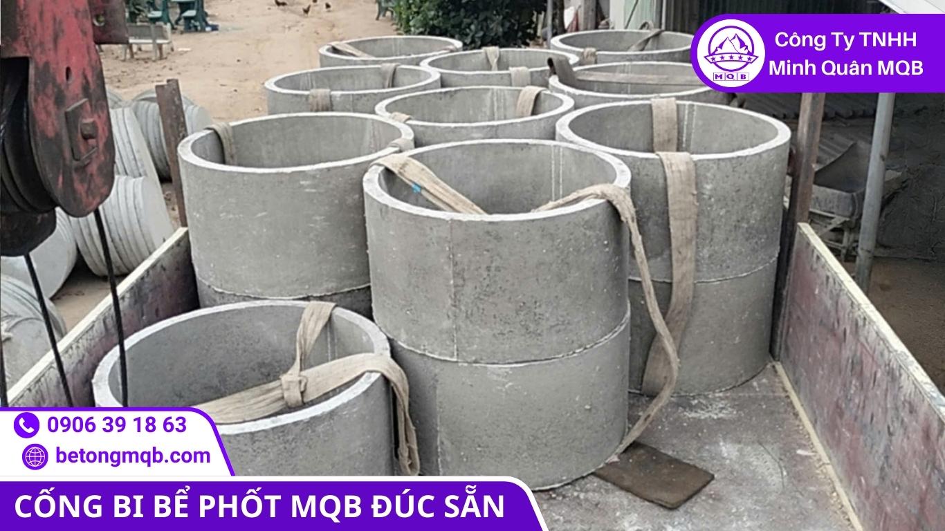 Sử dụng xe cẩu để hạ chính xác các đốt cống bi xuống hố móng đã đào sẵn