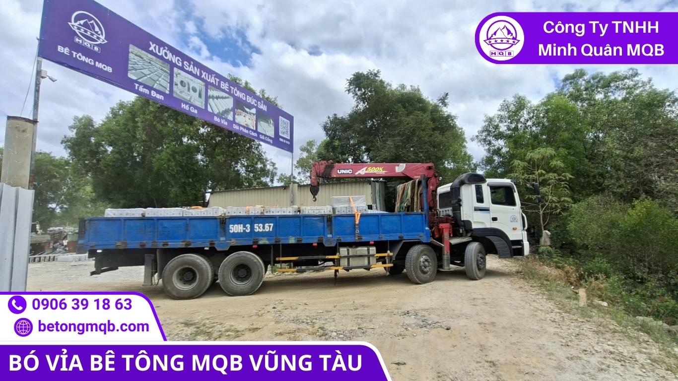 xe cẩu vận chuyển đơn bó vỉa bê tông tại Vũng Tàu