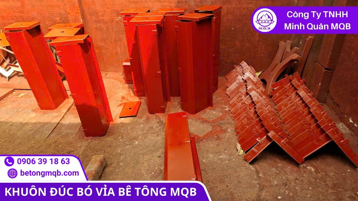 Kỹ sư cơ khí MQB đang gia công hoàn thiện bộ khuôn bó vỉa bằng thép tại xưởng