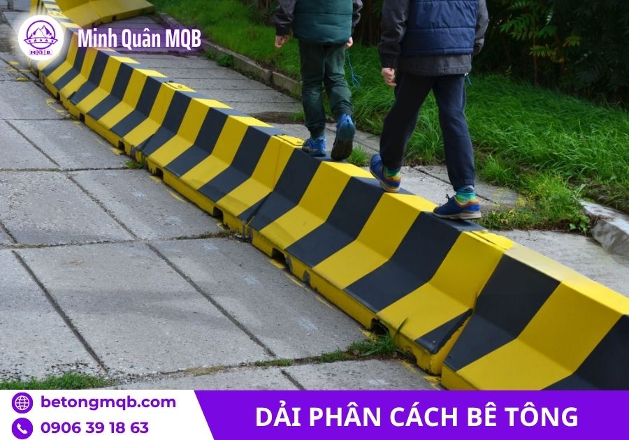 Dải phân cách giữa giao thông đường bộ