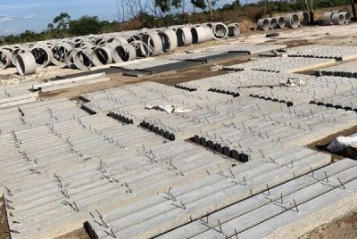 Trụ bê tông 100x100x3000mm có râu mốc lưới B40 9 Trụ bê tông 100x100x3000mm có râu mốc lưới