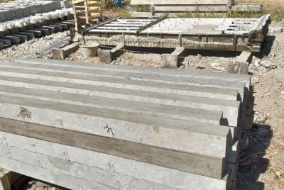 Trụ bê tông 100x100x3000mm có râu mốc lưới B40 8 Trụ bê tông 100x100x3000mm đúc sẵn