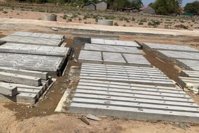Trụ bê tông 100x100x3000mm có râu mốc lưới B40 7 Trụ bê tông rào lưới B40
