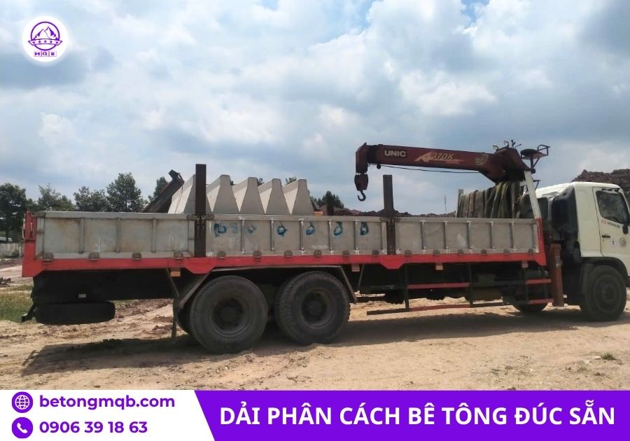 Dải phân cách tiêu chuẩn 2m đúc sẵn